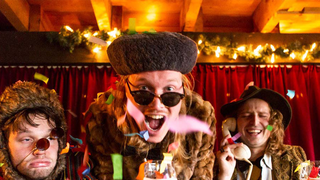 De Kapotte Kachels vechten voor carnavalskraker 'Dikke Pens' in de rechtszaal