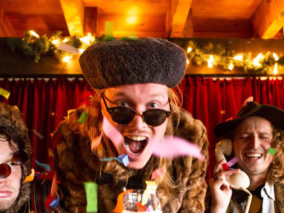 De Kapotte Kachels vechten voor carnavalskraker 'Dikke Pens' in de rechtszaal