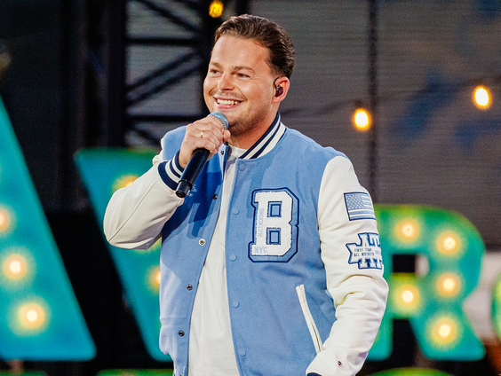 Robert van Hemert ontvangt gouden plaat voor 'Zoet, zout, zuur'