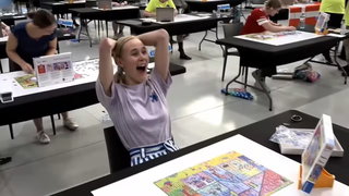 Maartje legt 500 puzzelstukjes in 27 minuten en is nu wereldkampioen Puzelen