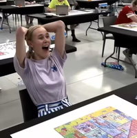 Maartje legt 500 puzzelstukjes in 27 minuten en is nu wereldkampioen Puzelen