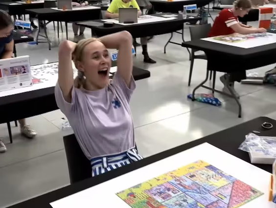 Maartje legt 500 puzzelstukjes in 27 minuten en is nu wereldkampioen Puzelen