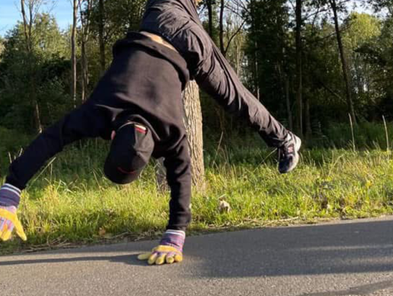 Jeroen van der Linden wil wereldrecord van 7,5 kilometer lopen op zijn handen