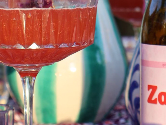 Julie van Dooren lanceert glitterbiertje 'Zatisfyer': “Een knipoog met een roze schuimkraag”