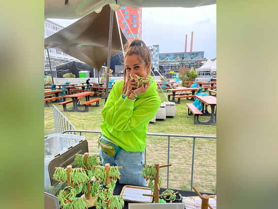 Single en op een feestje? Dankzij Elly's armbandjes weet je wie openstaat voor contact