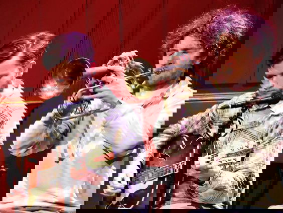 Äktaro speelt live in Earbites