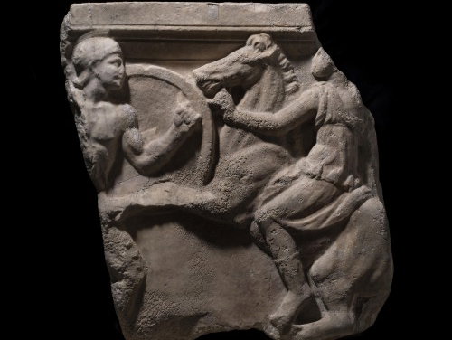 Marmeren reliëf in het Rijksmuseum van Oudheden