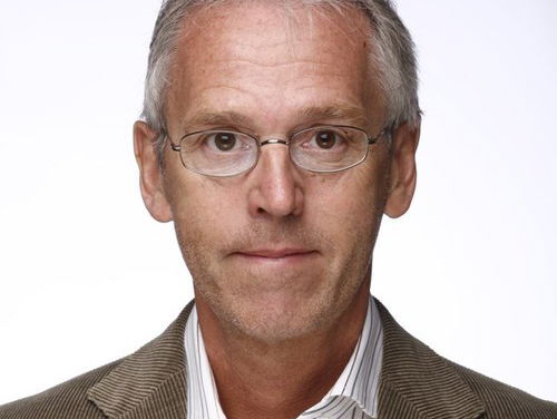 Derk Sauer kijkt naar het nieuws.