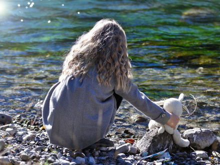 19:14 Gedicht: Bij water een kind, van Ad Zuiderent