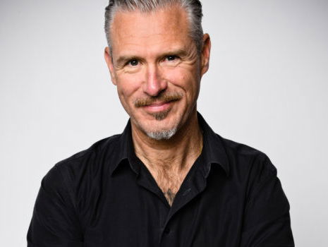 17.30 Eric Corton over het hoorspel 'Over Lijden' met Phion