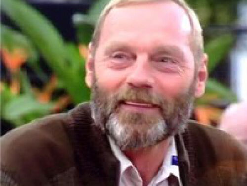 André Donker kijkt naar het nieuws.