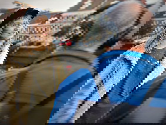 Stadsdichter van Zwolle Sarah Lucassen sluit de stemdag af met een gedicht