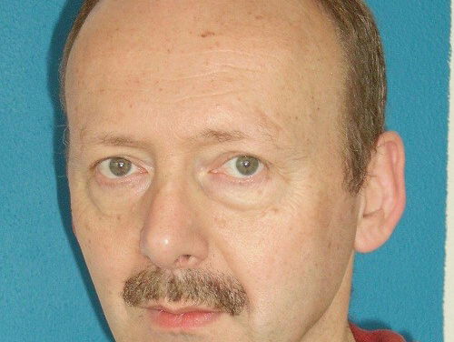 Christ Klep kijkt naar het nieuws.