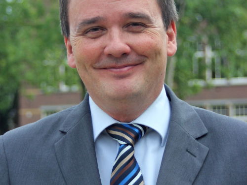 James Kennedy kijkt naar het nieuws