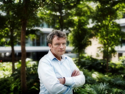 Floris Alkemade kijkt naar het nieuws