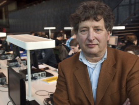 7.15 Micha de Winter kijkt naar het nieuws.