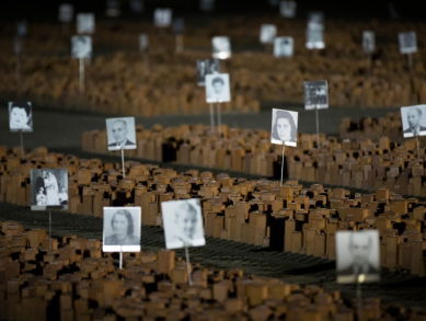 19:13 Gedicht: hoeft een naam iets?, van Tsead Bruinja