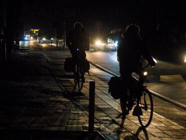 19:05 Gedicht: Fietsen zonder licht, van Maria Barnas