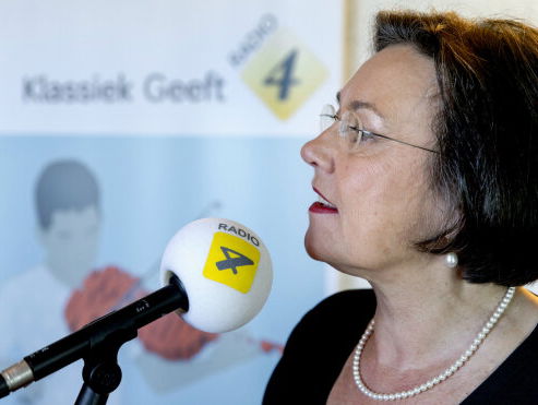 Ontbijtgast Gerdi Verbeet kijkt naar het nieuws.