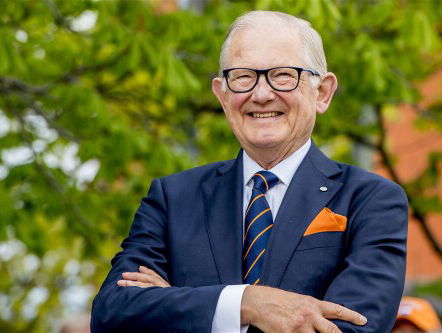 Prof. Mr. Pieter van Vollenhoven eert moedige burgers met penning
