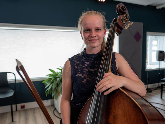 Contrabassiste Sasha Witteveen (17) winnaar Britten Concours 2020