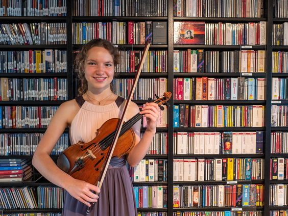 Violiste Dasha Serck winnaar Britten Concours 2020
