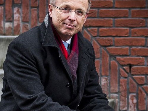 Rene Paas kijkt naar het nieuws