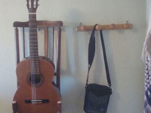 19:13u Gedicht: Hoe een gitaar op een stoel kan liggen, van K.Schippers