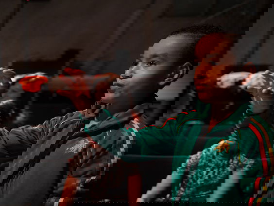 Basisschoolkinderen houden een Kinderklimaattop