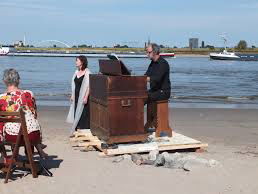Hollandse Nieuwe! I speak your name, van Francine van der Heijden & Dirk Luijmes, deel III: Chansons