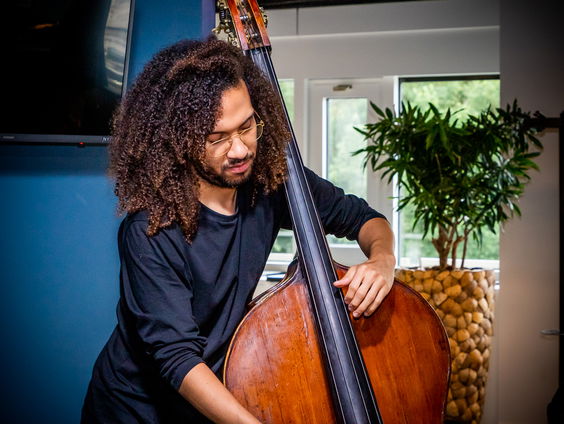 Earbites − contrabassist James Oesi