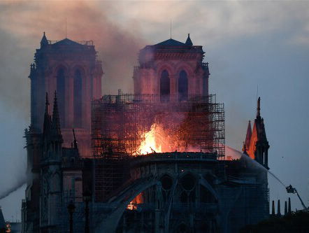 Brand in de Notre Dame in Parijs