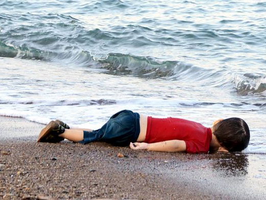 Gedicht: de jongen in het rode shirt, van Miriam van Hee