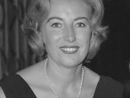 Eerbetoon aan zangeres Vera Lynn (103) - A Nightingale Sang in Berkeley Square