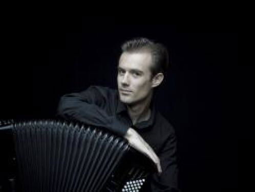 18:15 bij Dieuwertje: accordeonist Vincent van Amsterdam