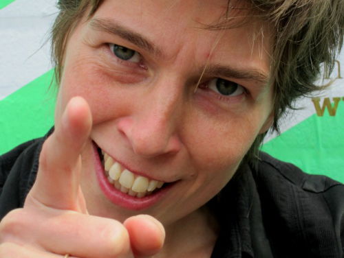 7.15 Mayke Nas kijkt naar het nieuws.