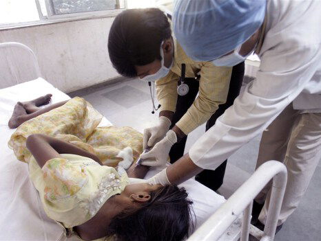 Vrijwilligers geven voorlichting over meningitis