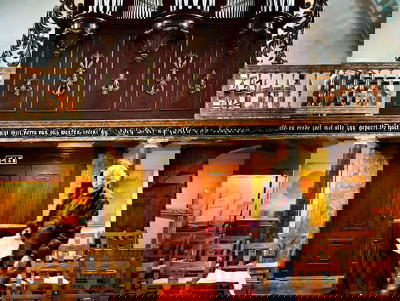 Hans Haffmans spreekt Arie Abbenes in een prachtig kerkje op Texel