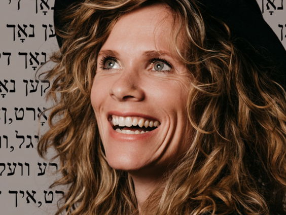 Niki Jacobs zingt De Ballade van Mauthausen