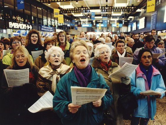 Hoe gevaarlijk is zingen in deze coronatijd?