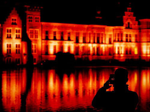 Gebouwen kleuren oranje tegen vrouwengeweld