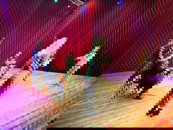 Verrassingsaubade voor directeur Johan Akerboom en muziekdocenten van Muziekschool Amsterdam Noord