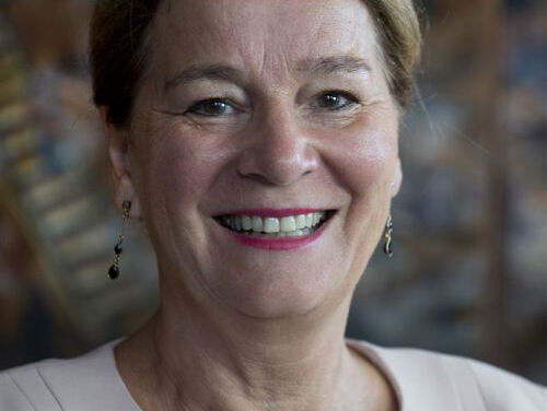 Annemarie Penn kijkt naar het nieuws