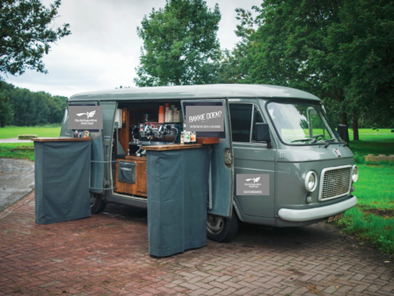 Vluchtelingen delen koffie uit door heel Nederland
