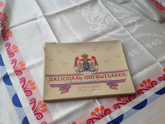 Nationale ontbijtlakens uit 1945 gezocht