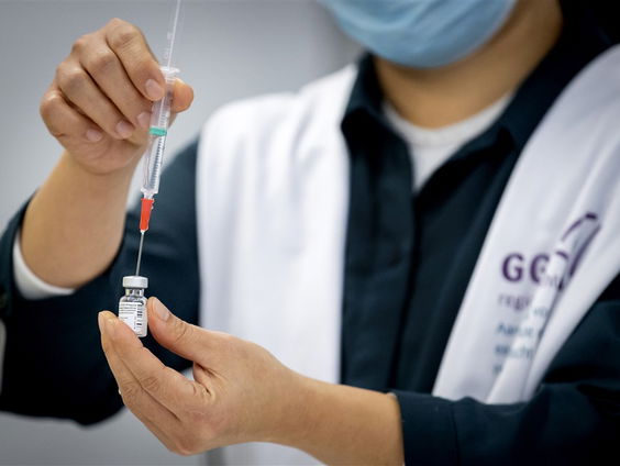 Verpleeghuizen beginnen met vaccineren tegen corona