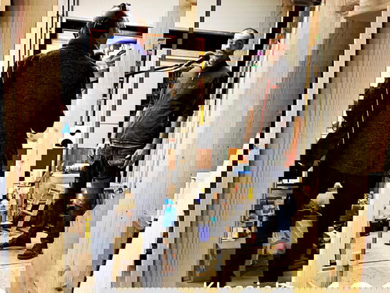 Stembus: de favoriete luisterplek van houtbewerker Johan van der Wiel