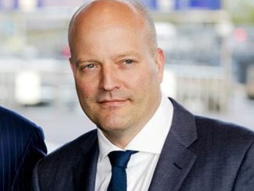 Lars Boering kijkt naar het nieuws.