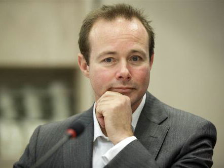 Bart Combée kijkt naar het nieuws