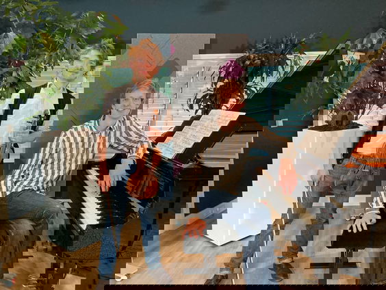 Pianist Rik Kuppen en violist Jeroen Dupont in de studio bij Hans Smit